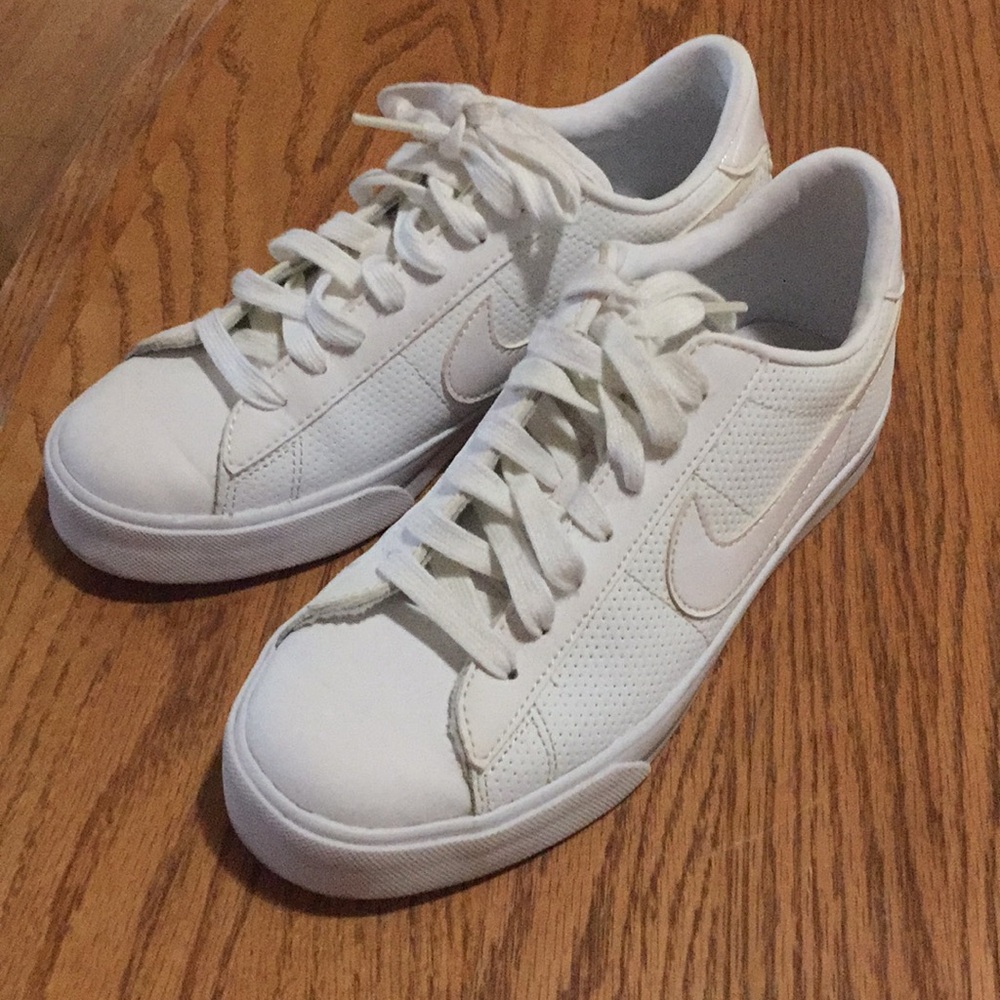 white nike size 8 women's